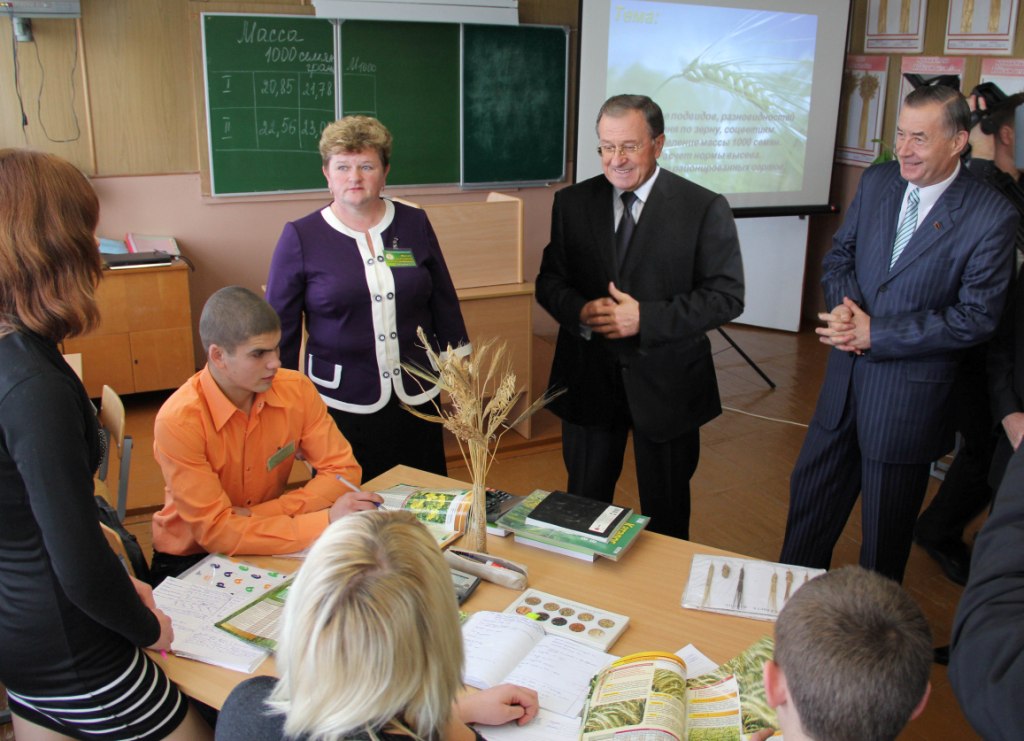 Открытый урок для учащихся и преподавателей провел председатель областного исполнительного комитета Константин Андреевич Сумар