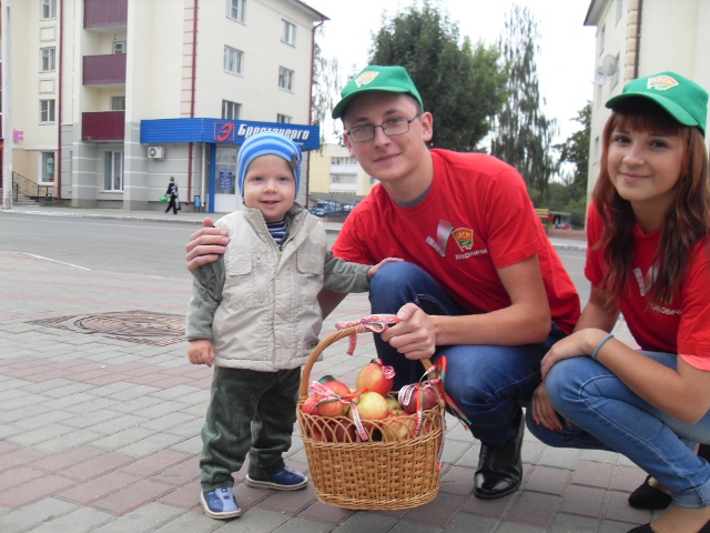 «Наш год –   наш выбар!». Актывісты БРСМ у Ляхавічах раздавалі прахожым чырвоныя яблыкі са стылізаванай, у колер Дзяржаўнага флага, стужкай