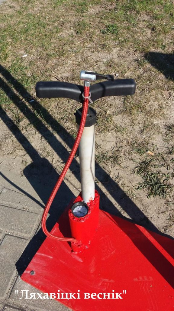 В Ляховичах для велосипедистов установили на улице насос и ключ