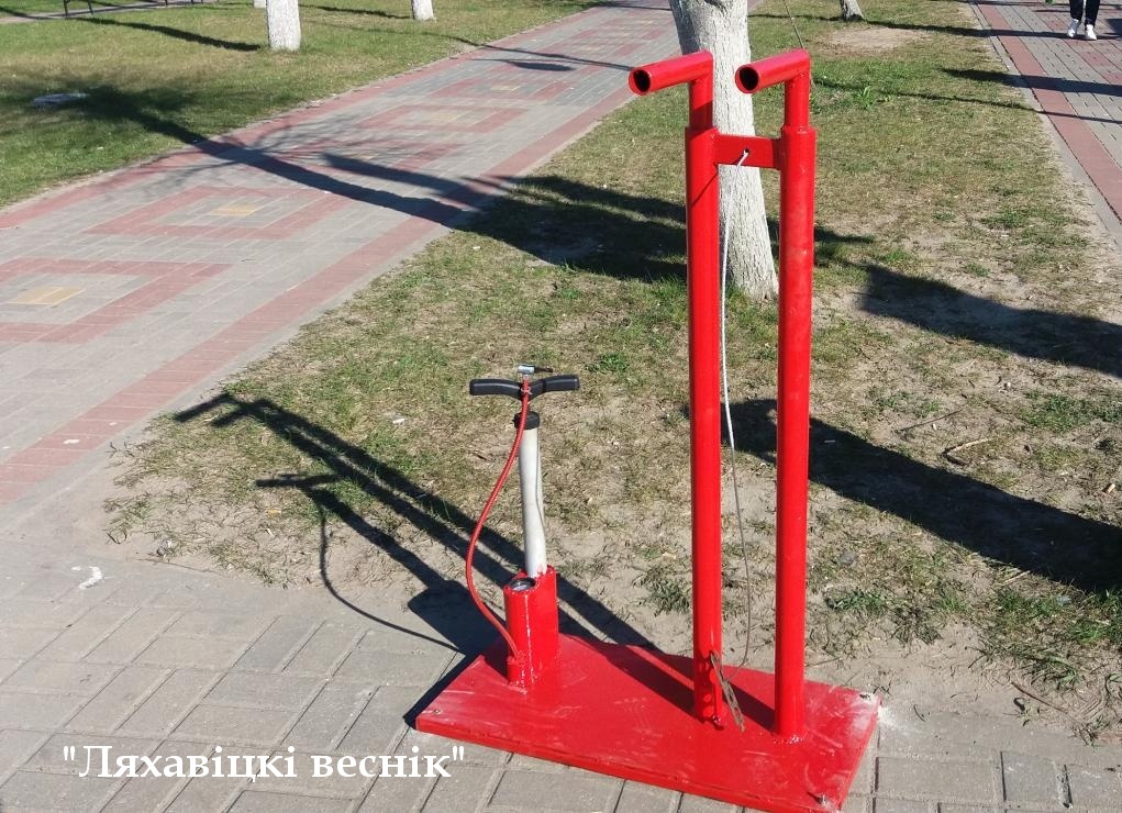 В Ляховичах для велосипедистов установили на улице насос и ключ