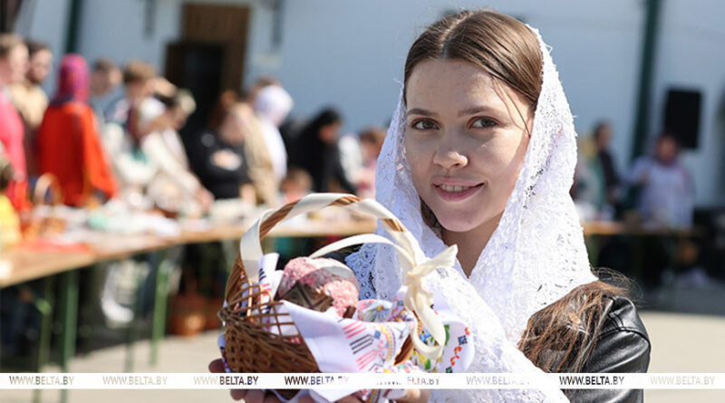«Этот праздник связан с триумфом жизни». Александр Лукашенко поздравил православных христиан с Пасхой