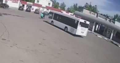 Самопроизвольное движение автобуса привело к гибели пожилой пары Самопроизвольное движение автобуса привело к гибели пожилой пары