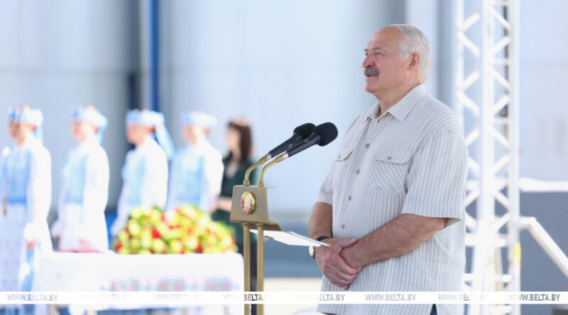 Лукашенко об оплате труда на селе: баловать крестьян нельзя, но если дают результат — надо платить Лукашенко об оплате труда на селе: баловать крестьян нельзя, но если дают результат — надо платить
