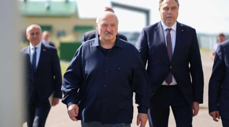 Александр Лукашенко поручил выработать программу по разведению в Беларуси красной породы коров Александр Лукашенко поручил выработать программу по разведению в Беларуси красной породы коров