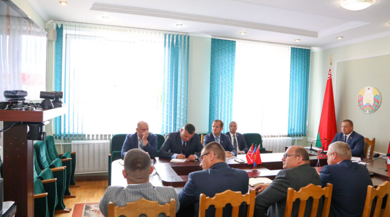 Президент Беларуси Александр Лукашенко проводит селекторное совещание. На прямой связи — все области и каждый район.