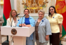 Женщины Беларуси продолжают создавать уникальный арт-объект во Дворце Независимости. Сегодня часть «Карты единства» заполняют представительницы Брестской области. В составе делегации Первого региона — и представительницы Ляховичского района Женщины Беларуси продолжают создавать уникальный арт-объект во Дворце Независимости. Сегодня часть «Карты единства» заполняют представительницы Брестской области. В составе делегации Первого региона — и представительницы Ляховичского района