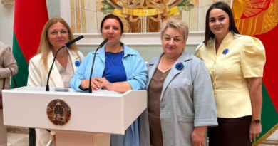 Женщины Беларуси продолжают создавать уникальный арт-объект во Дворце Независимости. Сегодня часть «Карты единства» заполняют представительницы Брестской области. В составе делегации Первого региона — и представительницы Ляховичского района Женщины Беларуси продолжают создавать уникальный арт-объект во Дворце Независимости. Сегодня часть «Карты единства» заполняют представительницы Брестской области. В составе делегации Первого региона — и представительницы Ляховичского района