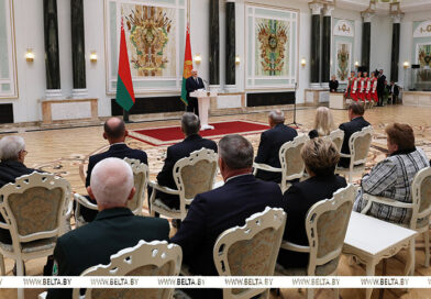 Лукашенко в преддверии Дня народного единства вручил госнаграды заслуженным представителям различных сфер