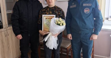Руководство Ляховичского РОЧС поблагодарило маму сотрудника за воспитание сына