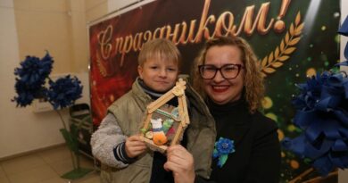 В Ляховичском ГДК начался праздничный концерт «Тепло сердец для милых мам», посвященный Дню матери